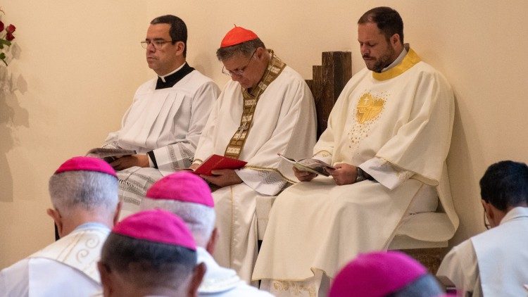 A celebração da Santa Missa e da oração da de Laudes. 