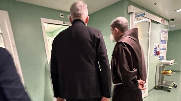 padre Faltas con i bambini di Gaza ospitati dall'ospedale Bambino Gesù