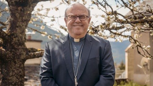 En France, Mgr Bertrand est nommé évêque de Pontoise