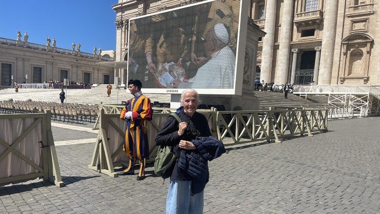 Suor Geneviève Jeanningros in Piazza San Pietro 