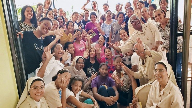 Las religiosas Franciscanas de los Sagrados Corazones y los jóvenes