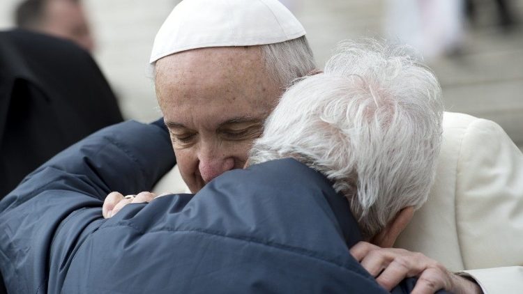 El Papa abraza a un anciano