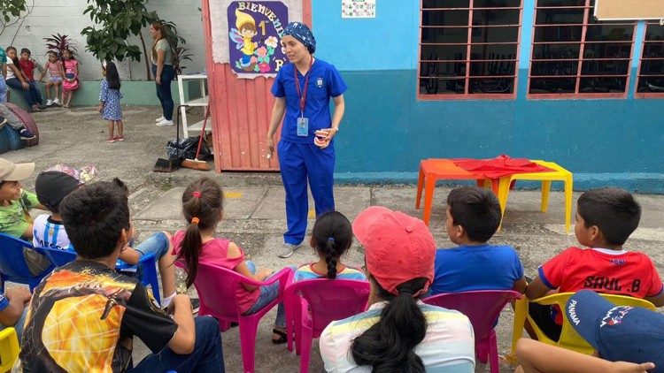 सिस्टर एम. पावला ब्लुम बच्चों को मौखिक स्वच्छता के बारे में समझाते हुए