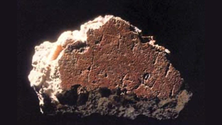 Il frammento del muro rosso con l'iscrizione graffita 