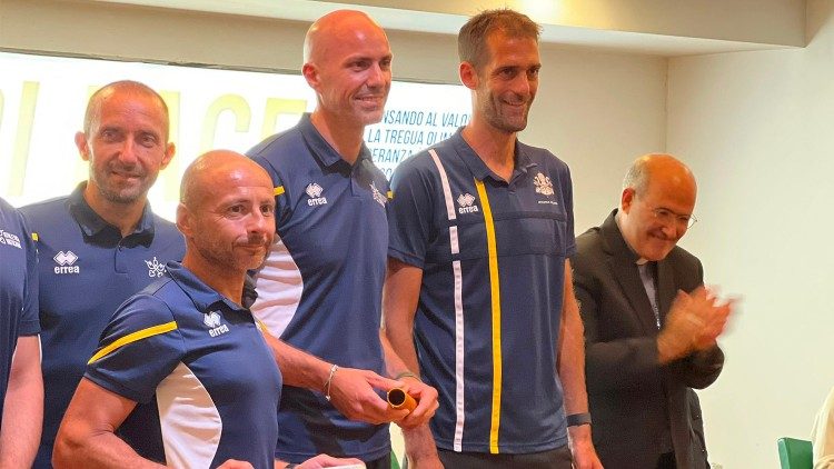 Membri di Athletica Vaticana con il card. De Mendonça