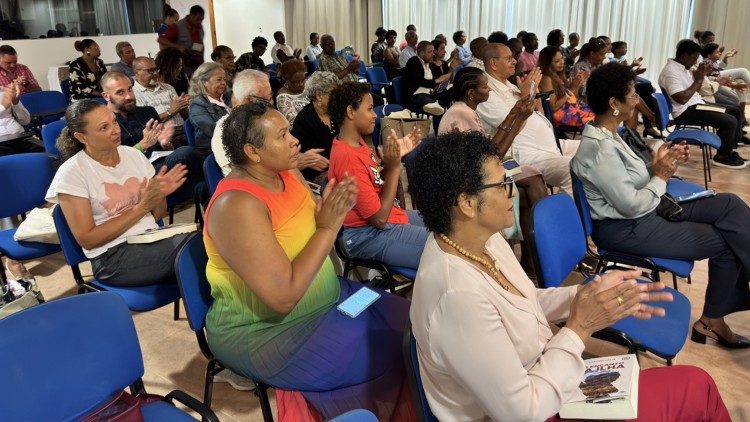 Des participants à la session de clôture du Festival mondial de littérature de Sal 2024 et le Colloque «Centenaire d'Amílcar Cabral»