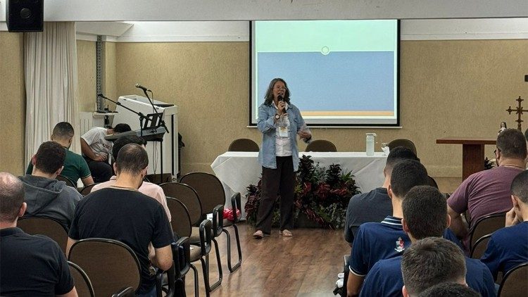 Ir. Sandra Regina, comboniana, mission&aacute;ria na Eti&oacute;pia em seu momento de partilha com os seminaristas