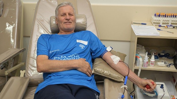 O irmão marista na sua última doação, já que após os 70 anos não poderá mais cumprir o gesto