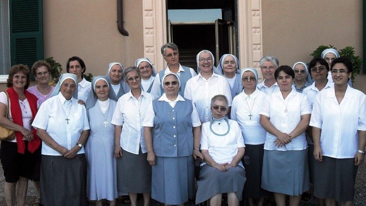 Un groupe des Sœurs de Saint-Jean-Baptiste et Sainte-Catherine de Sienne, dites de «Medee».