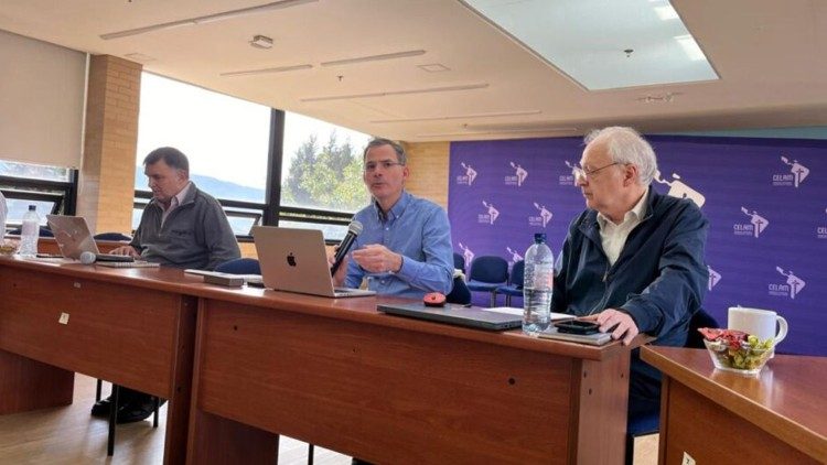 Un momento del encuentro sobre la renovación de las Iglesias locales desde una perspectiva sinodal, en la sede del CELAM, en Bogotá, Colombia.