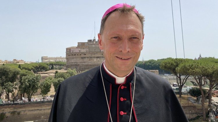 Erzbischof Herwig Gössl zu Besuch bei Radio Vatikan nach der Papst-Messe im Petersdom