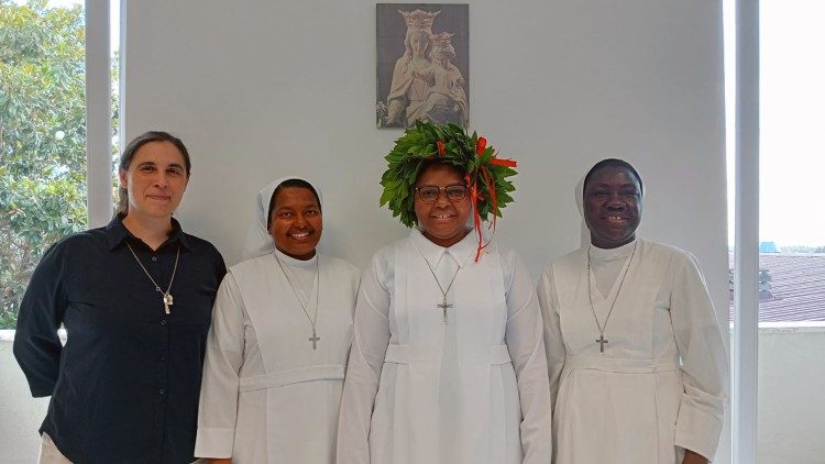 Ir. Graça Guitate A. Cuamba, FCIM, com o júri da dissertação "Catechesi Tradendae no Diretório para a Catequese de 2020"