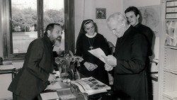 Kard. Karol Wojtyła w Sekcji Polskiej Radia Watykańskiego z wieloletnim Szefem Sekcji Polskiej o. Florianem Pełką SJ (archiwum mediów watykańskich)