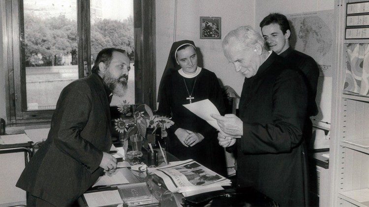 Karol Wojtyla krakkói érsek a Vatikáni Rádió lengyel szerkesztőségében a hetvenes években  