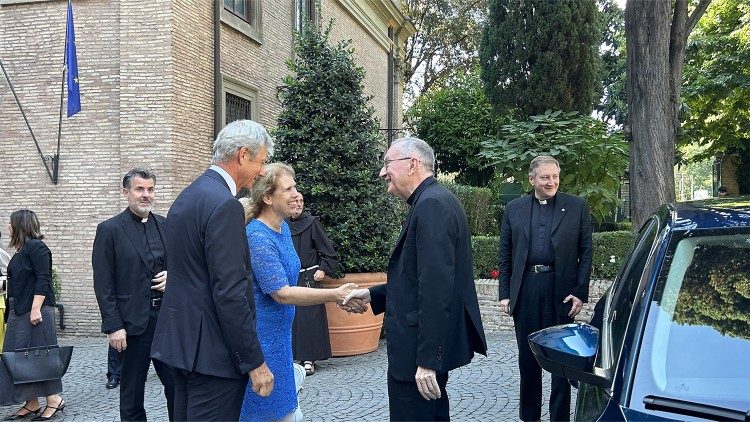 Parolin bíboros kezet fog Alexandra Valkenburg szentszéki EU-nagykövettel