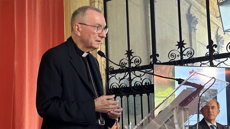 Parolin bíboros felszólal a szentszéki nagykövetek irodalmi díjátadóján