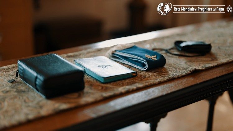 Un'immagine del Video: il Vangelo e altri elementi utilizzati nel corso dell'amministrazione del sacramento