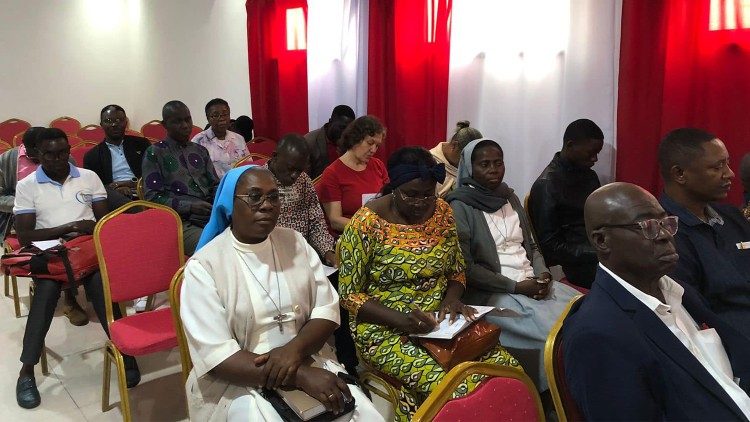 Participantes na conferência sobre a floresta do Maiombe, organizada pela Diocese de Cabinda (Angola)