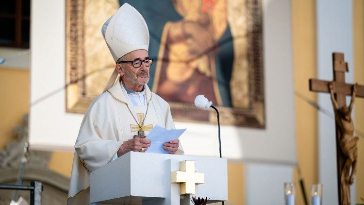 Kardinál Czerny čte svůj pozdrav (foto: Josef Polehňa / Člověk a Víra)