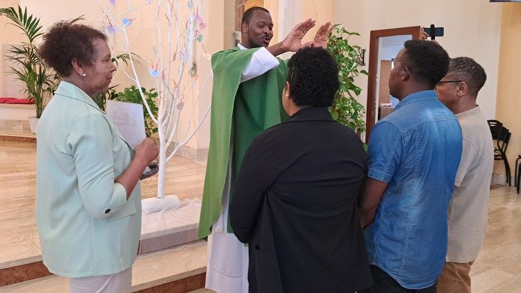 P. José Cabral abençoando alguns cabo-verdianos em Aprília. 