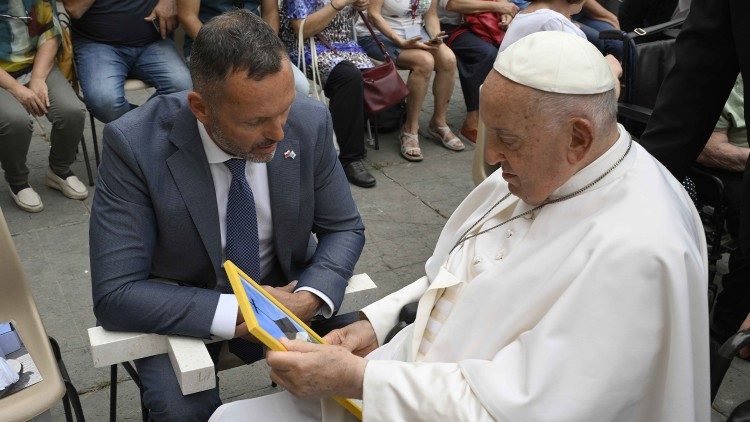 Durdík Rudolf mutatja Ferenc pápának az épülő kápolna képét