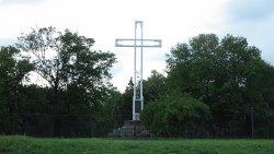  Cruz de San Bruno en Giżycko, Polonia foto de archivo