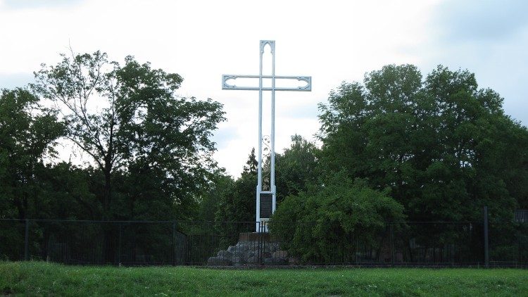 Krzyż św. Brunona w Giżycku. Stoi w najbardziej prawdopodobnym miejscu męczeństwa świętego (Wikimedia, Margoz, CC BY-SA 4.0)