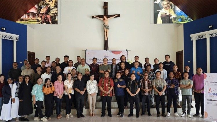 Members of SIGNIS Indonesia pose for the camera during the 50th SIGNIS Indonesia Assembly at the Mary Mother of Carmel Retreat House in Ruteng. Photo by Signis Indonesia