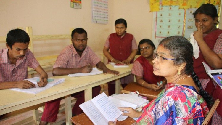 La Sra. Roseline Francis, profesora de la Escuela Asha Deepam, preparando a los estudiantes para el examen final