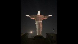 Cristo Redentor revestido pelo marrom do hábito franciscano de Frei Galvão