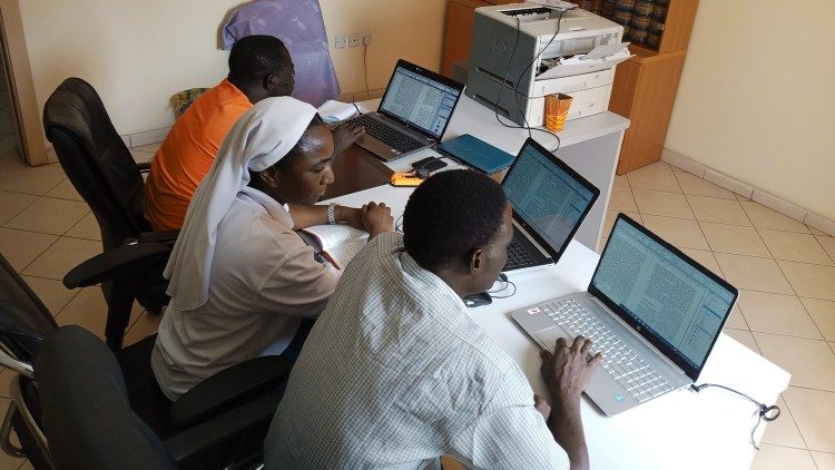 Une sœur donne des cours d'informatique à des étudiants au Nigeria