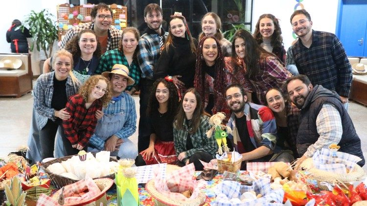 Missionários preparam Festa Julina para famílias da cidade 