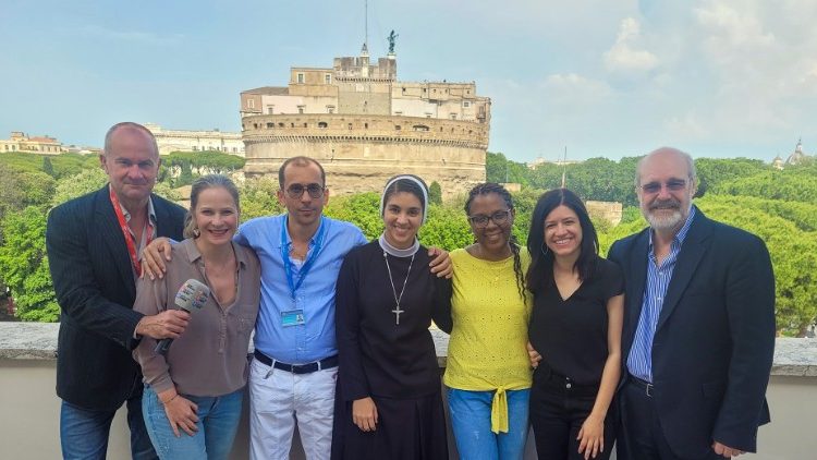 Irmã Grazielle Rigotti com a equipe da redação brasileira da Rádio Vaticano - Vatican News