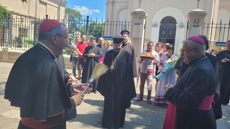 Stanislaw Szyrokoradiuk, Bischof von Odessa-Simferopol ,(rechts) und Kardinal Parolin (links)