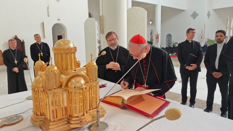 Parolin bíboros látogatása a görögkatolikus nagyérsek székhelyén