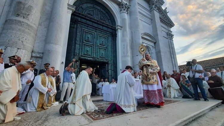 Il patriarca di Venezia celebra la festa del Redentore