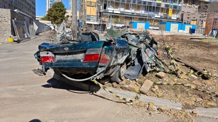 Destroços de automóvel em frente ao Hospital Pediátrico de Kiev, atingido por míssil em 8 de julho.