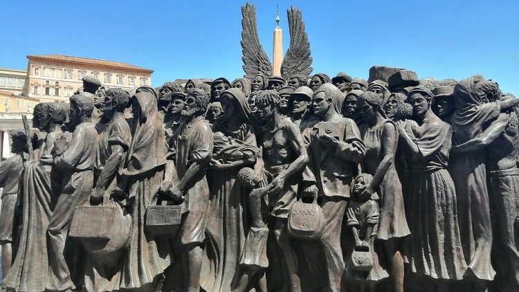 Anjos desconhecidos, é uma escultura de bronze de Timothy Schmalz, que está instalada na Praça de São Pedro, desde 2019