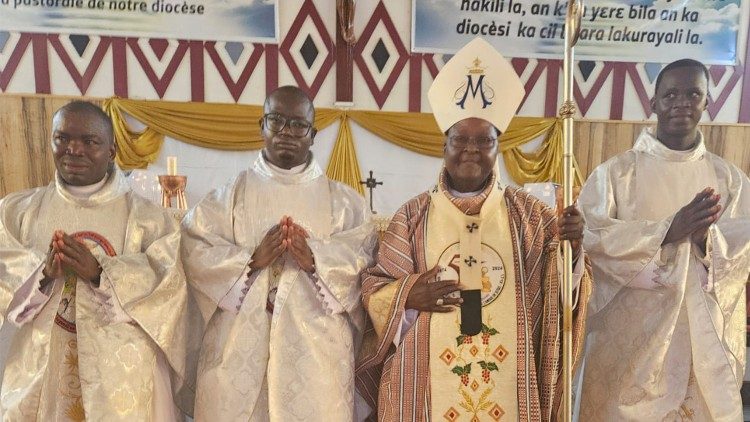 Mgr Paul Yemboaro Ouedraogo, archevêque de Bobo-Dioulasso, entouré des prêtres nouvellement ordonnés.