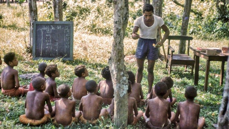 Missionários comprometidos no país em atividades de ensino