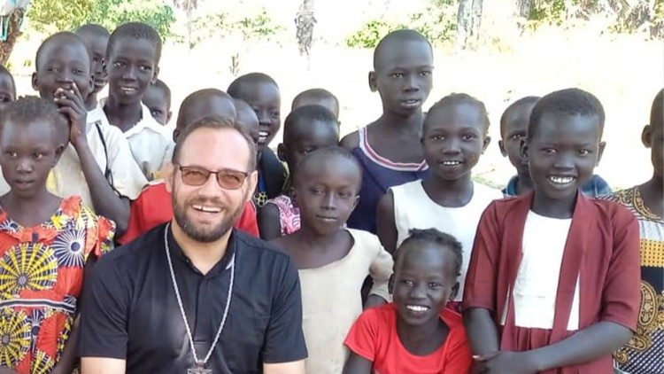 Monsignor Christian Carlassare insieme ai bambini della sua diocesi