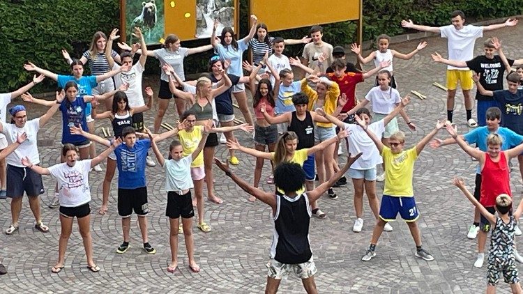 Rodrigo Baima, coreografo brasiliano, anima uno spettacolo dei ragazzi a "Casa Iride"