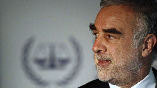 Moreno Ocampo: la guerra genera vendetta ma la giustizia pu&ograve; fermarla