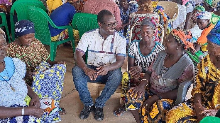 Le père Jean Messengue entouré de quelques personnes âgées avec qui il chemine dans sa pastorale.