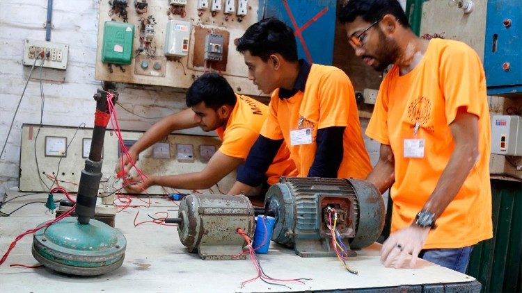 Short-course students learn motor mechanics in a practical setting (Photo by Stephan Uttom Rozario)