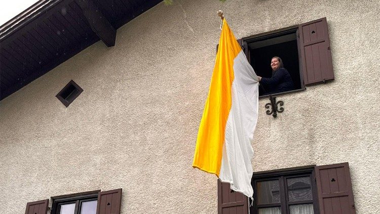 Vatikanflagge am Pfarrhaus