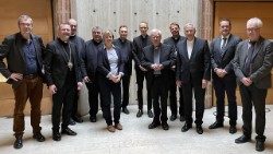 Gruppenfoto in St. Eugenia Stockholm: Mitglieder der Kommission für Ehe und Familie (XI) der deutschen Bischofskonferenz, Pater Dominik Terstriep SJ (6. v.r.) und Bonifatiuswerk-Generalsekretär Monsignore Georg Austen (4. v. l.) Foto: Kristina Hellner