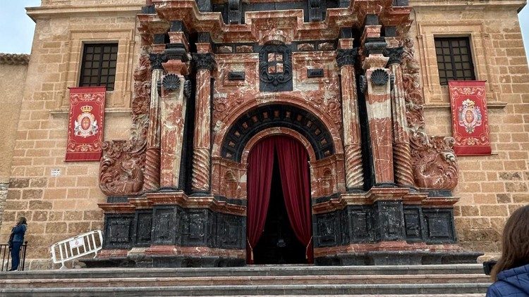 Parte inferior de la fachada de la Basílica de Caravaca de la Cruz.