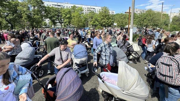 розподіл гуманітарної допомоги біля катедрального собору св. Миколая