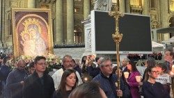 Procissão com a oração do Rosário na Praça São Pedro.